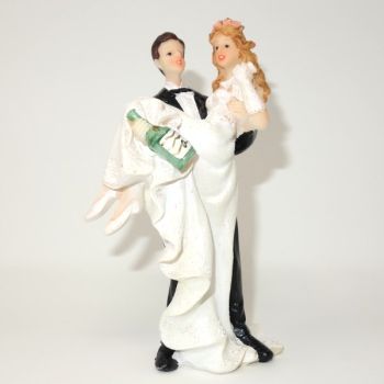 Braut und Bräutigam Figuren, Bräutigam trägt Braut.