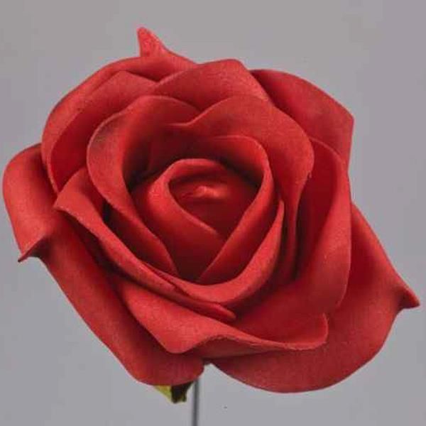 Rote Rosen kuenstlich zum dekorieren