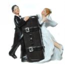 Brautpaar Figur mit Reisekoffer.
